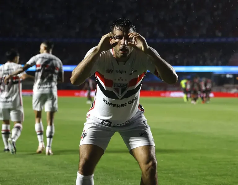 Calleri decide, São Paulo vence Vitória e encerra sequência de derrotas no Brasileirão