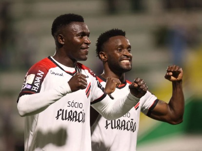 Athletico atropela a Chapecoense e reassume o terceiro lugar no Brasileirão
