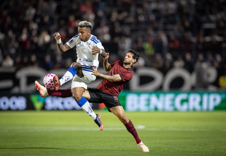 Cruzeiro sofre apagão defensivo e tem problemas para resolver na reta final da temporada; confira as impressões do jogo