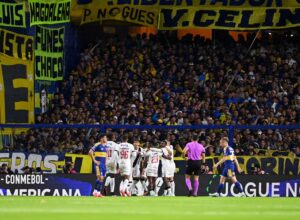 Vasco resiste à pressão e tem atuação sólida em vitória histórica na Bombonera; confira as impressões do jogo