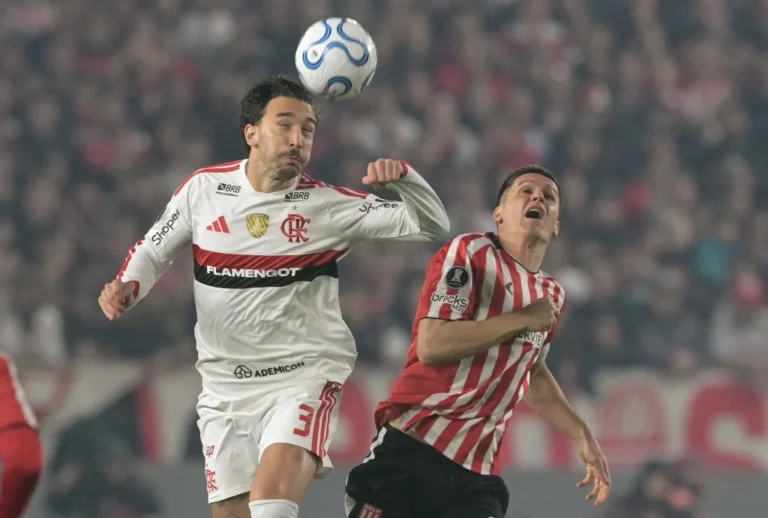 Flamengo segura pressão do Estudiantes, empata na Argentina e decide vaga na final no Maracanã