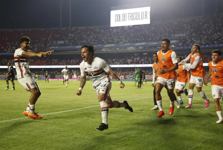 Artur decide, São Paulo vence o Vasco e se aproxima da briga por vaga na Libertadores