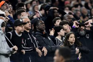 Corinthians de Seedorf tem mudanças táticas e evolução ofensiva, mas não é o suficiente para vencer o Vitória e se livrar da crise; confira as impressões do jogo