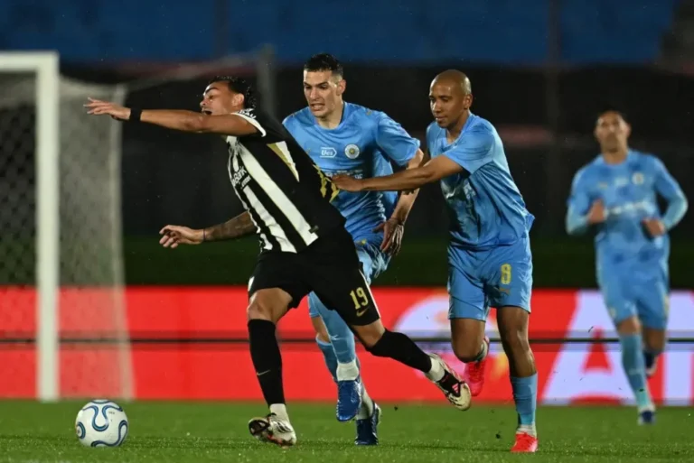 Atlético sofre pressão, perde para o Montevideo City, mas garante vaga na final da Sul-Americana