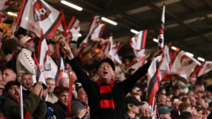 Bournemouth sai da luta contra a falência para enfrentar o Milan na Europa League: a história de uma ascensão improvável