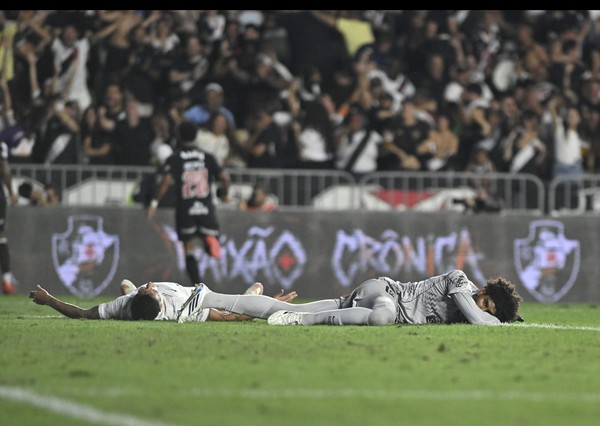 Vasco se sai melhor no caos contra o Corinthians e expõe crise quase irreversível do rival; confira as impressões do jogo