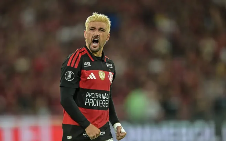Flamengo vence o Atlético-MG com pênalti no último lance e mantém a liderança do Brasileirão