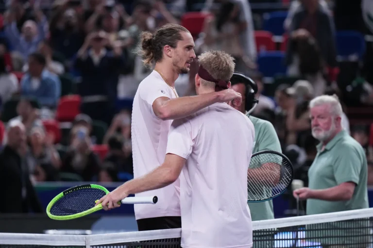 Alexander Zverev sofre virada e cai na semifinal do Masters 1000 de Xangai; confira o resumo do dia