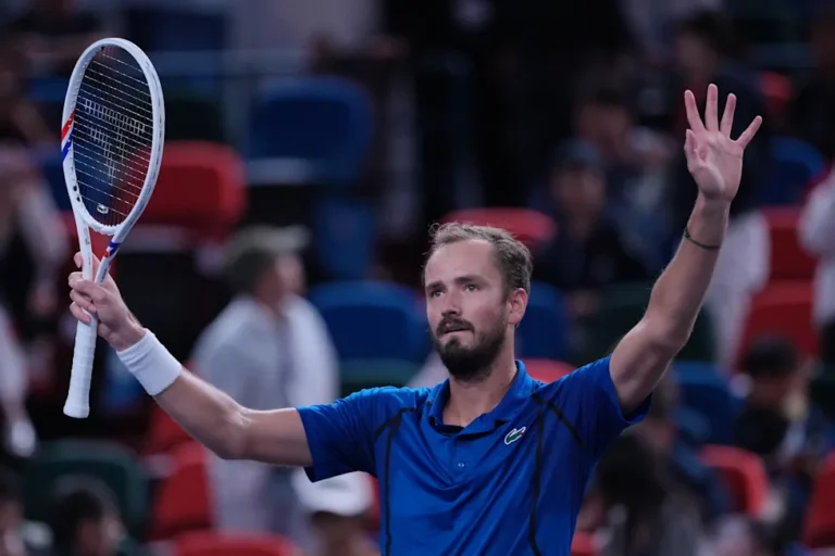 Daniil Medvedev elimina Stefanos Tsitsipas do Masters 1000 de Xangai; confira os resultados