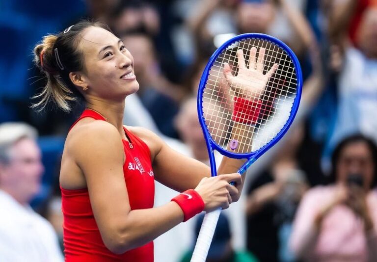 Qinwen Zheng vence Elise Mertens e está na final do WTA 1000 de Pequim