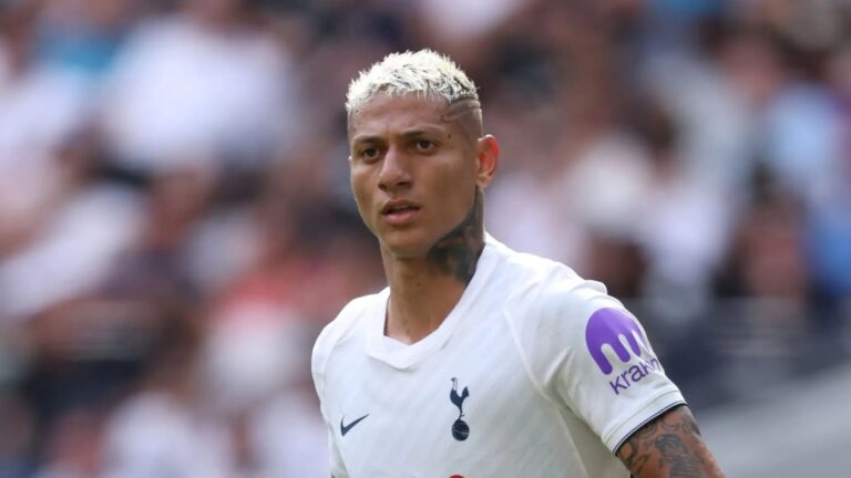 Richarlison vive crise no Tottenham e fica fora do elenco principal apesar da falta de gols