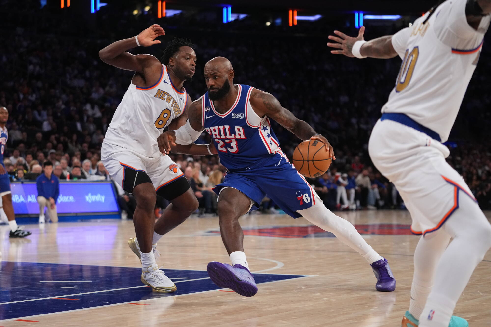NBA: LeBron James em sua estreia pelo Philadelphia 76ers (Foto: Frank Franklin II / Associated Press)